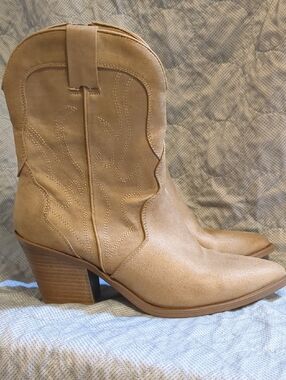 Universal Thread Tan Western Block Heel Booties